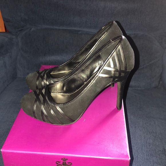 Fergie Black Platform Pumps in size 7 - Picture 3 of 8